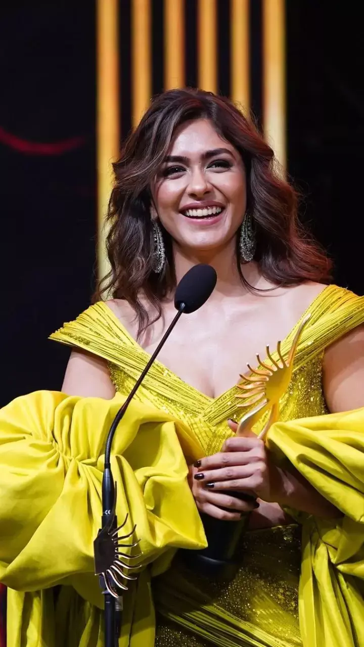 ఐఫా ఉత్సవం అవార్డ్స్ లో మృణాల్ ఠాకూర్ సందడి ఐఫా ఉత్సవం అవార్డ్స్ లో మృణాల్ ఠాకూర్ సందడి