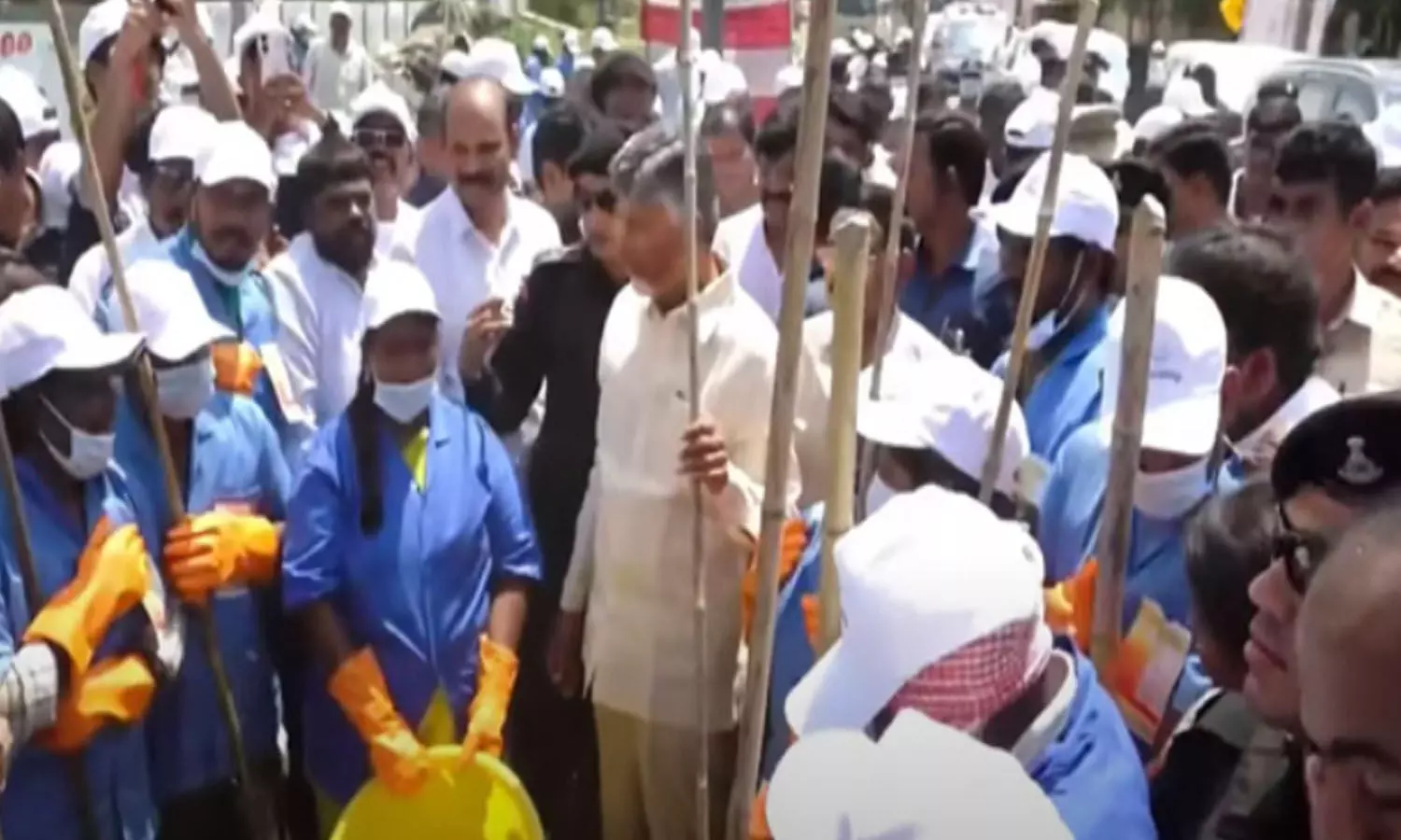 chandrababu naidu,  chief minister,  roads cleaning, machilipatnam,  chandrababu naidu  latest news updates today,  chandrababu naidu visited machilipatnam today