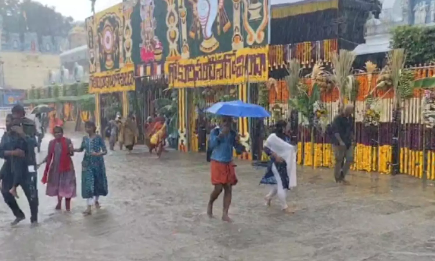 heavy rain, devotees, difficulties, tirumala, it rained heavily in tirumala today, rain alert in ap, latest tirupathi news today telugu