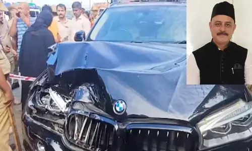 వంతెన వద్ద వ్యాపారవేత్త BMW కారు దొరికింది.. కానీ!