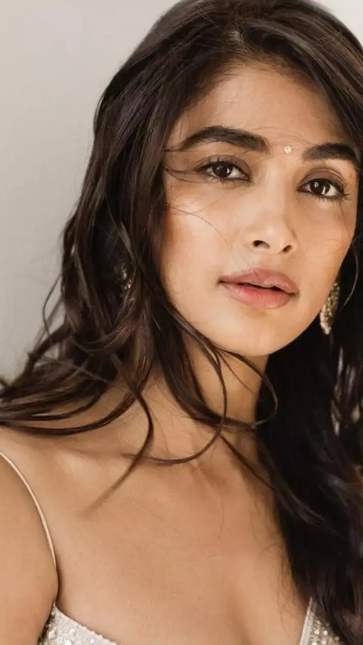 తెలుపు రంగు చీరలో మనసును దోచేస్తున్న పూజా హెగ్డే తెలుపు రంగు చీరలో మనసును దోచేస్తున్న పూజా హెగ్డే