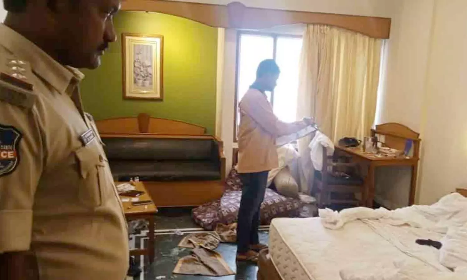 స్టార్ హోటల్ కు వెళ్లి కూల్ డ్రింక్ లో విషం కలుపుకుని తాగిన కుటుంబం