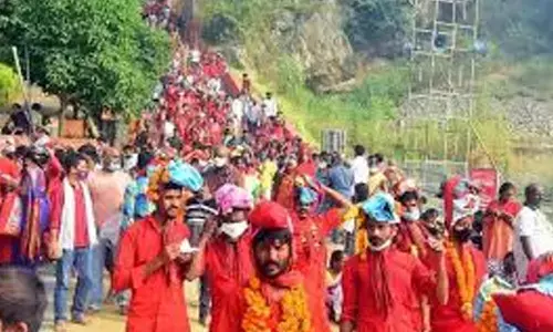 bhavanis deeksha,  bavanii deeksha devootes came to indrakiladri today, indrakiladri, vijayawada  temple timings today, vijayawada latest news today