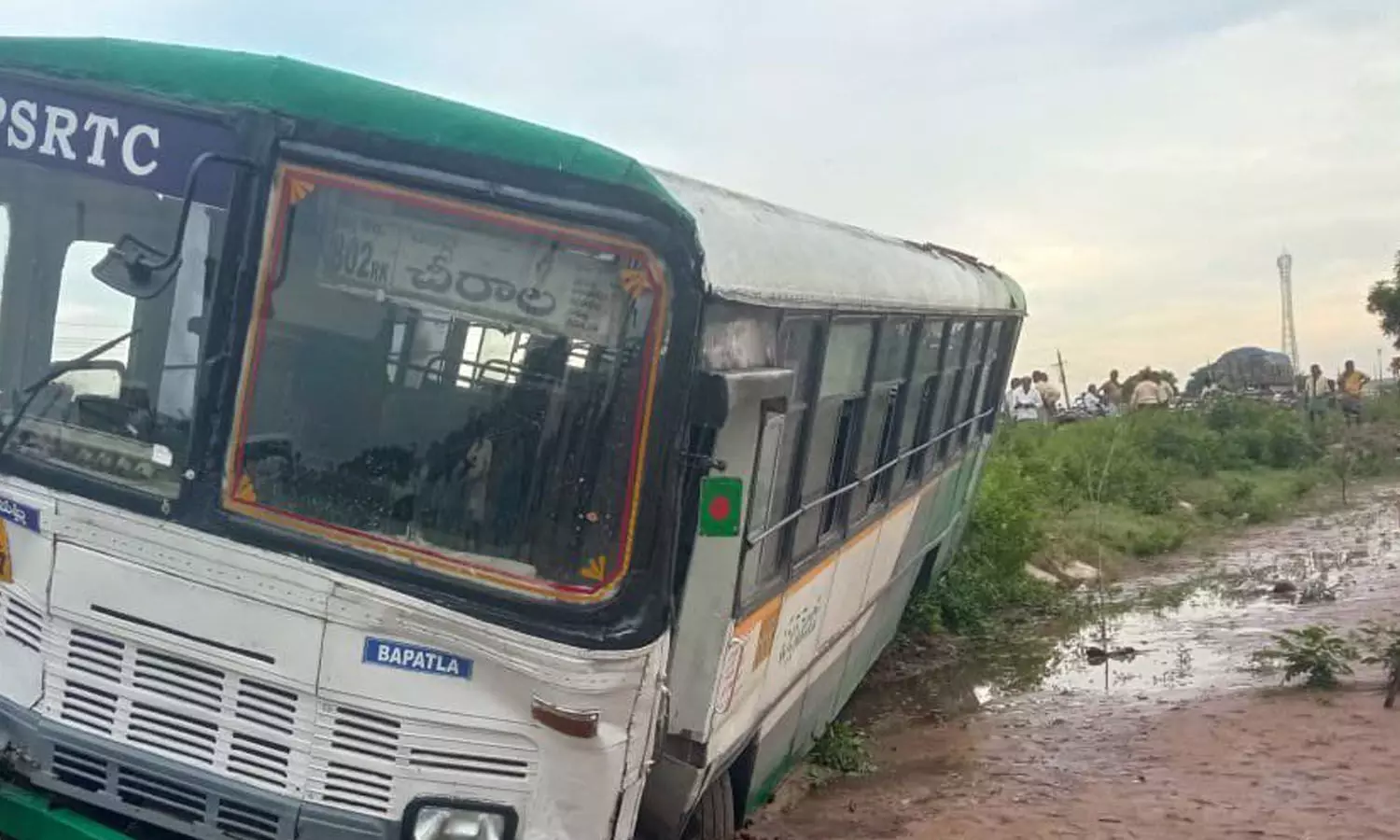rtc bus driver heart attack news today, rtc bus driver suffered a heart attack chirala,  chirala latest news today