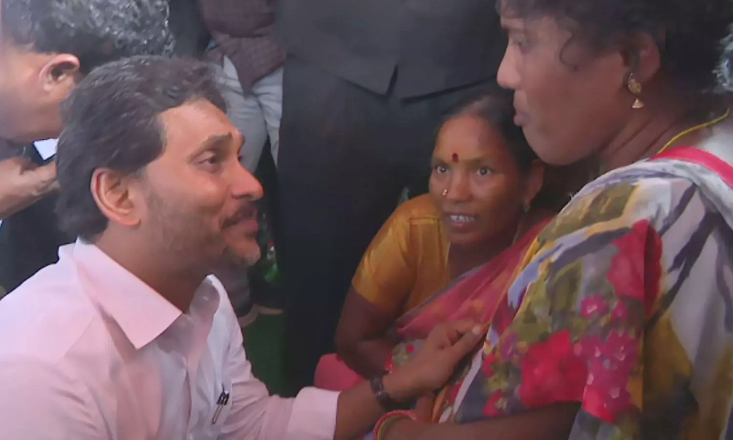 ys jagan,  ys sharmila,  ys jagan reacted differences arose in his family with ys sharmila, ys sharmila latest updates, ysrcp latest updates, ys jagan