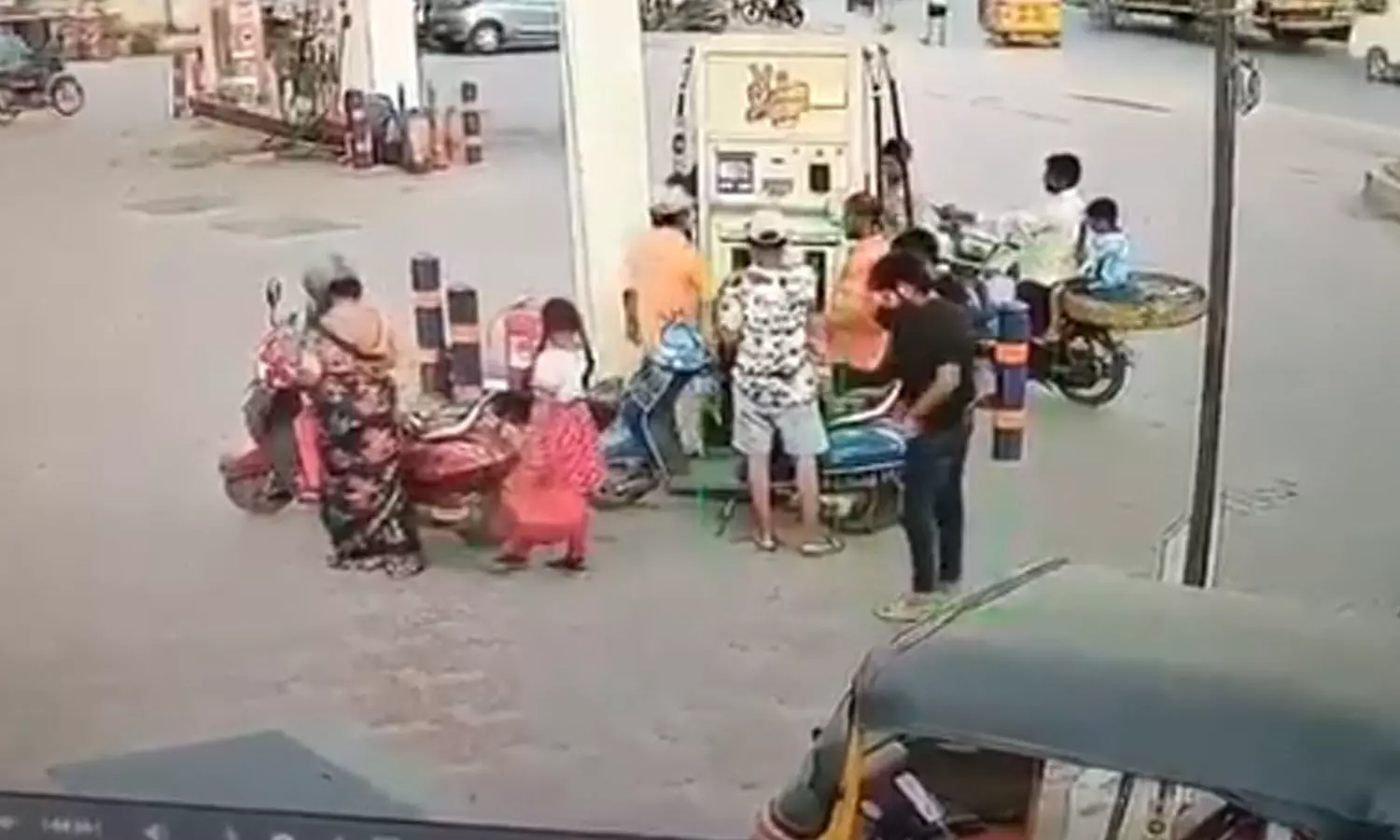 drunken man,  set fire, petrol station, hyderabad