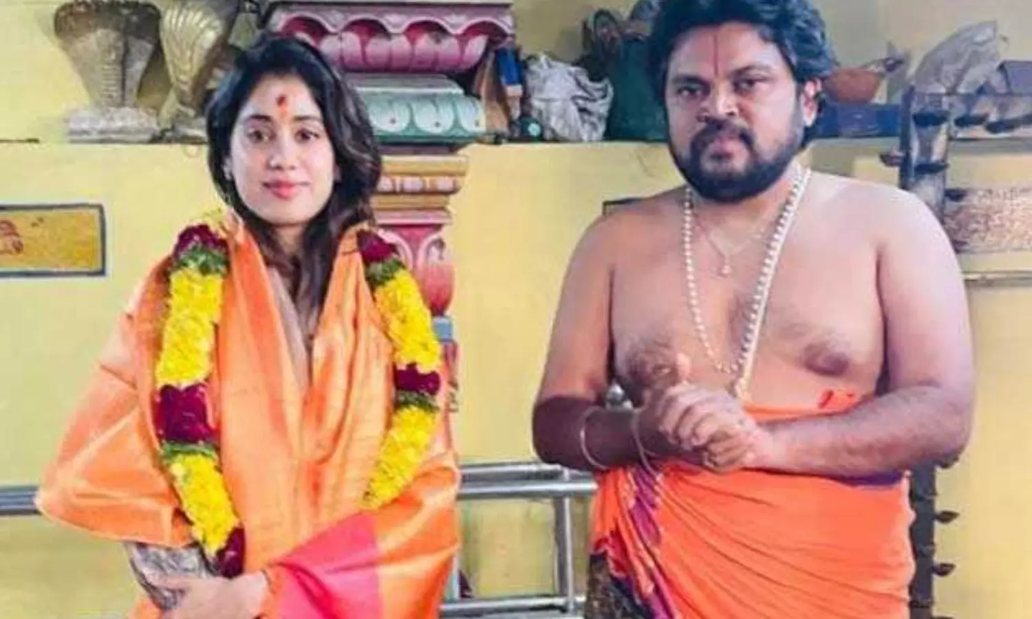 janhvi kapoor, bollywood actress, anjaneya swamy temple,  hyderabad
