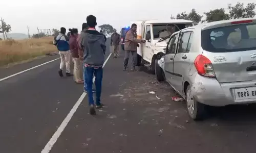 కర్ణాటకలో ఘోర రోడ్డు ప్రమాదం.. తెలంగాణ వాసులు మృతి