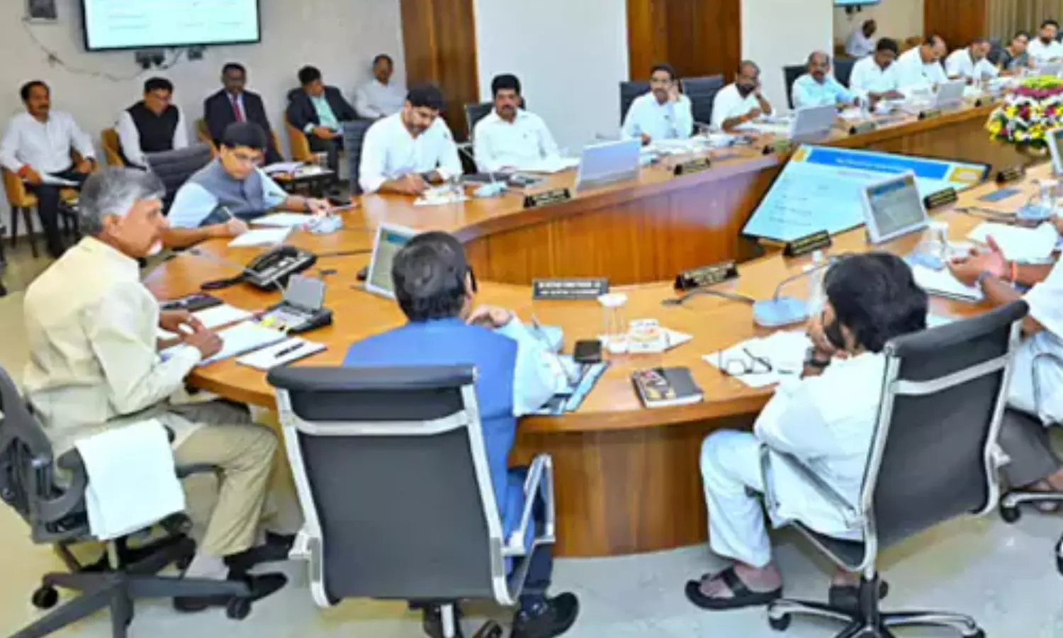 sankranti giftk, employees, chandrababu, andhra pradesh