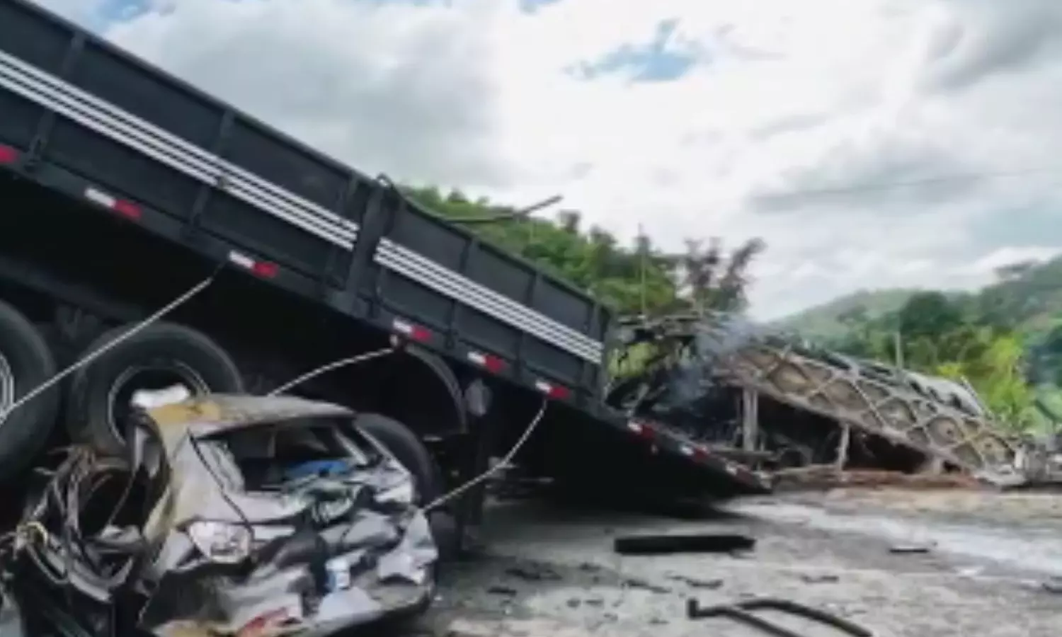 terrible road accident, 8 people died, bus, brazil