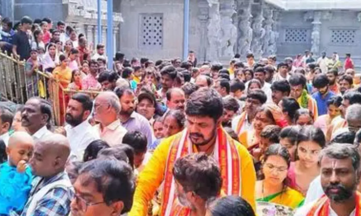 devotees,  large numbers, holidays,  yadagirigutta