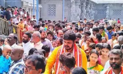 devotees,  large numbers, holidays,  yadagirigutta