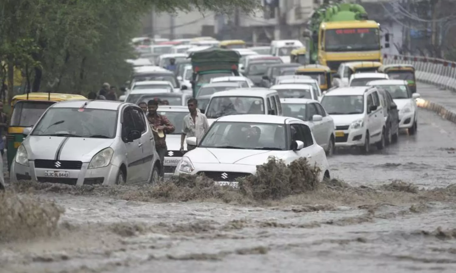heavy rain, orange alert,  roads were flooded, delhi