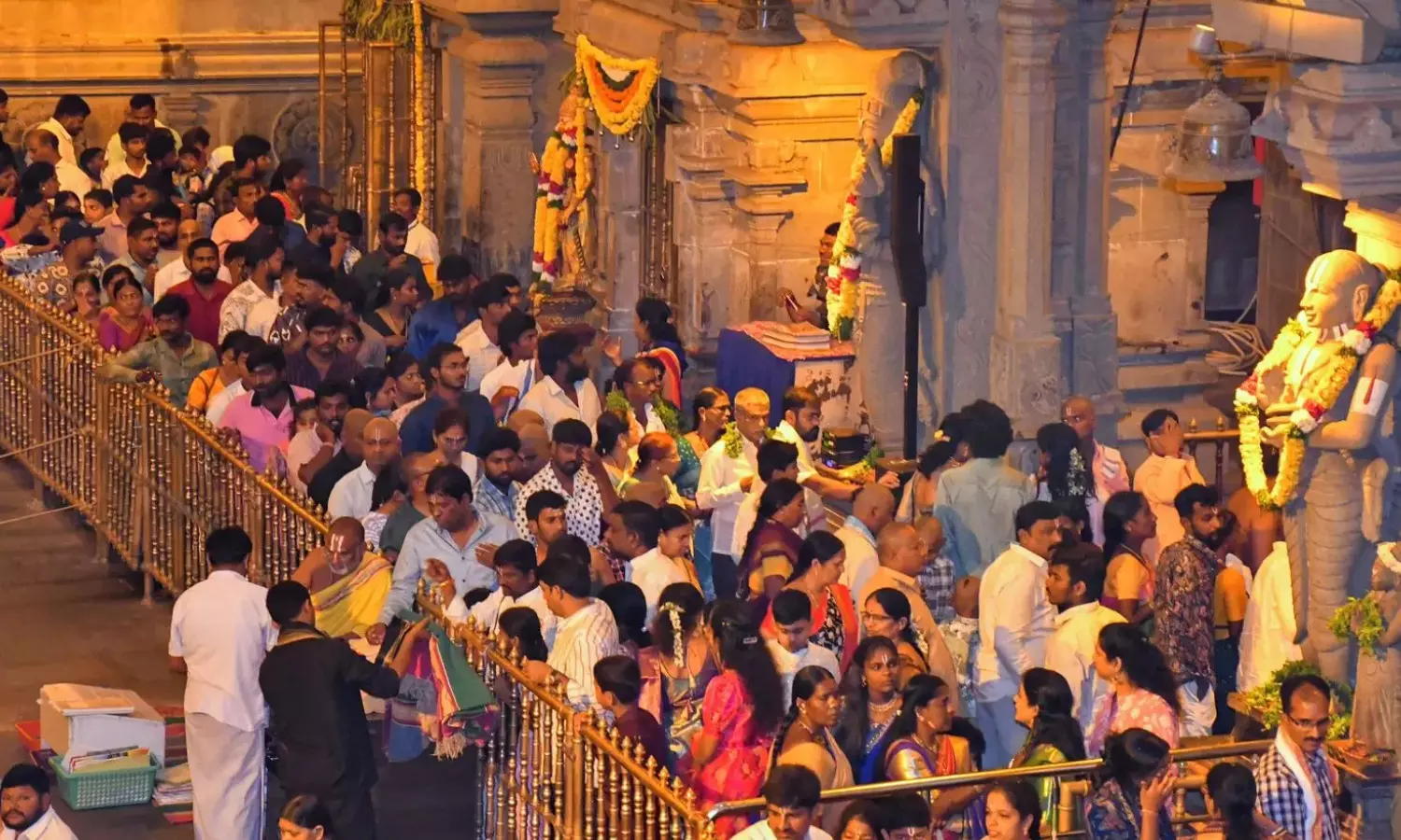 crowd,  devotees, sunday, yadagirigutta
