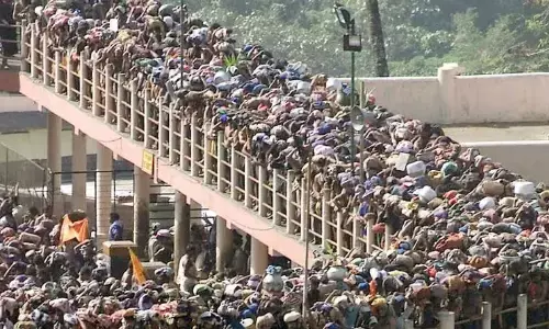 devotees are reaching sabarimala in large numbers to have darshan of lord ayyappa