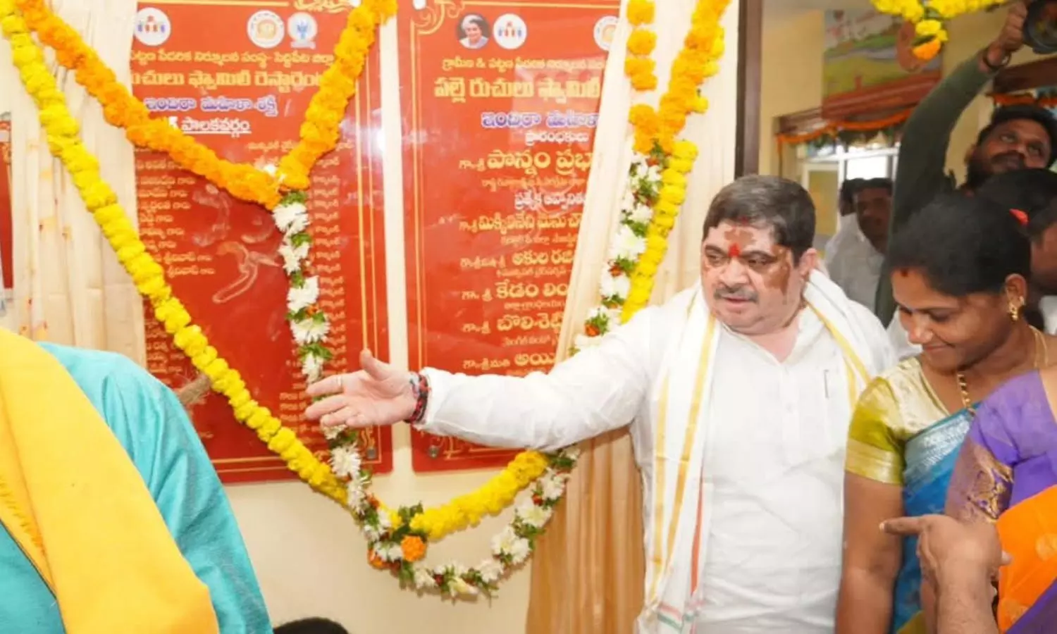 ఆ విషయం లో ఫస్ట్ ప్రియారిటీ హైదరాబాద్ వాళ్ళకే....!!!పొన్నం ప్రభాకర్ కీలక ప్రకటన..!!