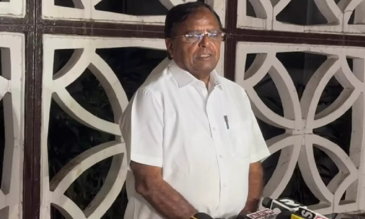 theft, ponnala lakshmaiah,  former minister, hyderabad