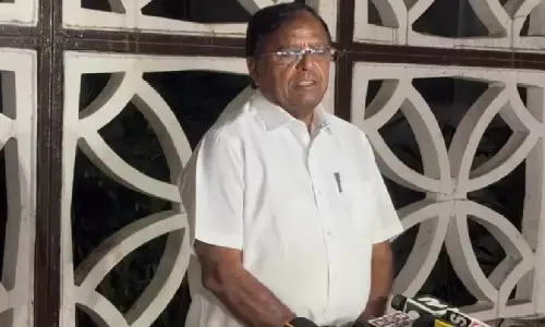 theft, ponnala lakshmaiah,  former minister, hyderabad