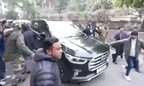 arvind kejriwal, ex chief minister, convoy, attacked