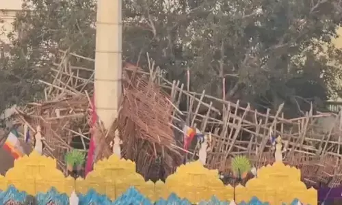 accident, stage collapsed, five people died,  uttar pradesh