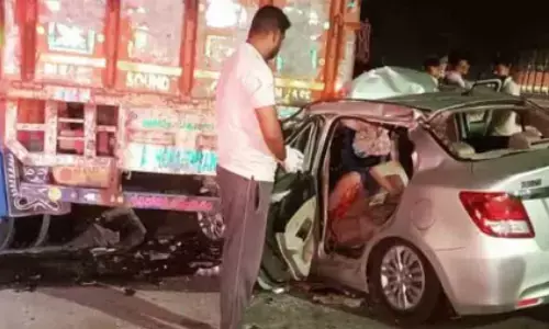 road accident, two people died, gajwel,  telangana