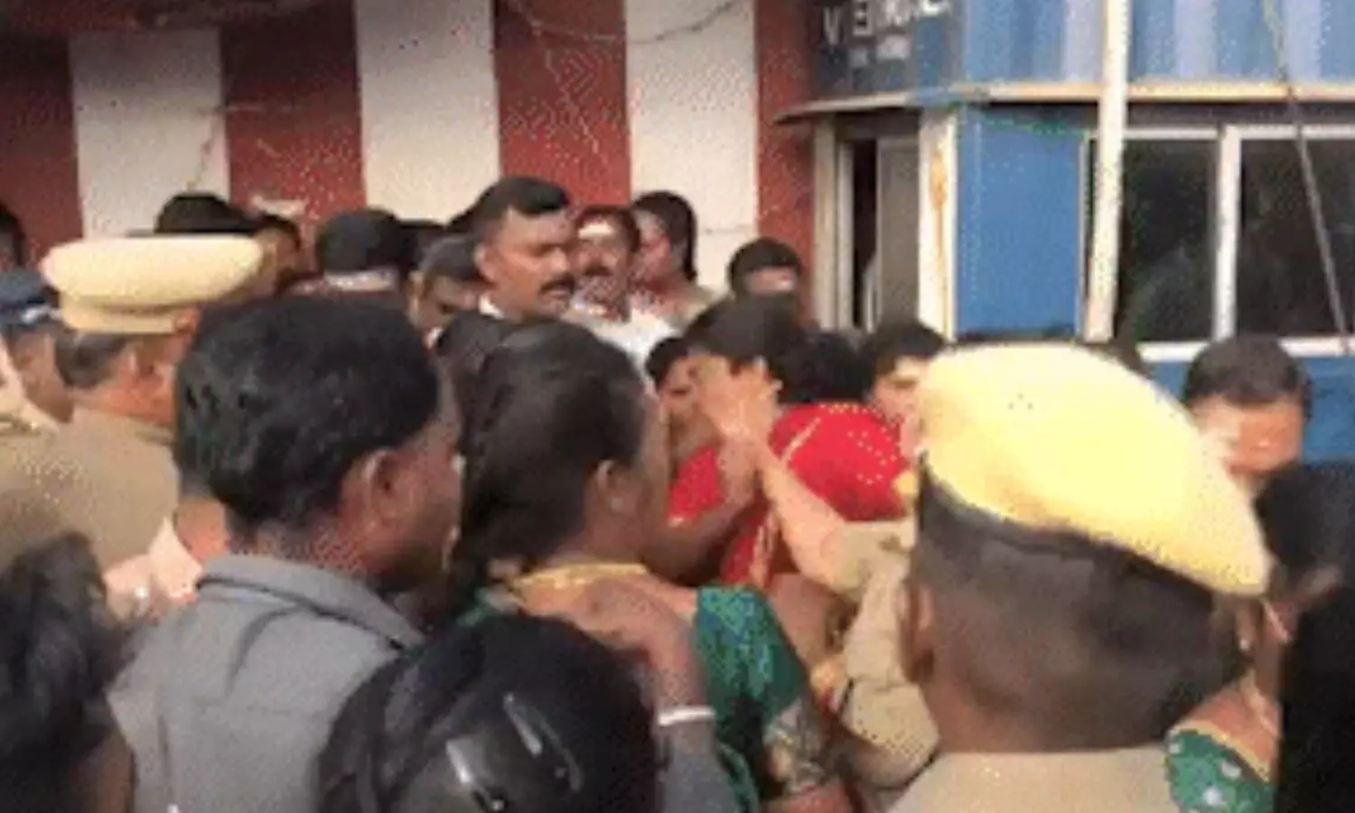 ట్రాన్స్ జెండర్ పై చేయి చేసుకున్న  పోలీసు