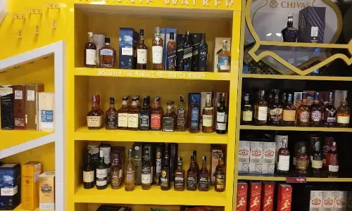 మందు బాబులకు షాకిచ్చిన ఏపీ, తెలంగాణ ప్రభుత్వాలు