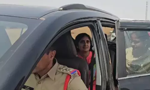 vallabhaneni vamsi, ycp leader, reached,  vijayawada