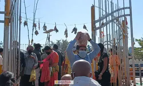 mini jatara, thousands of devotees, sammakka saralamma, medaram