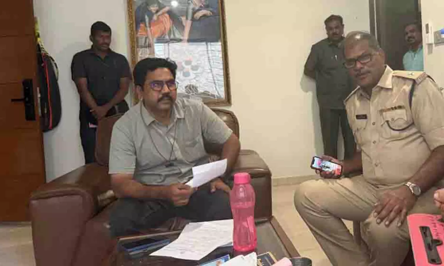 vijayawada police, vallabhaneni vamsi, house, hyderabad