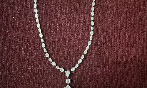 customs officials, smuggling, necklace, delhi airport