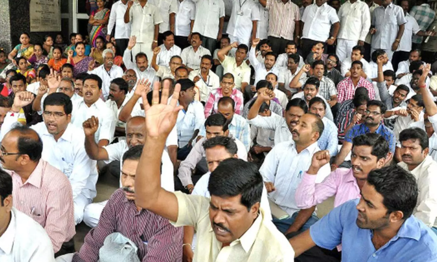 employees, dharna, ttd, administration building