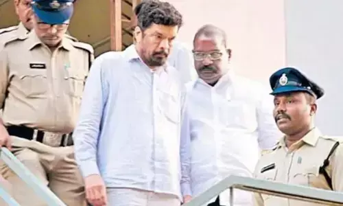 posani krishna murali, ilm actor,  bail, guntur court