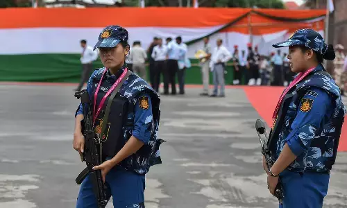 మహిళా పోలీసుల భద్రత మధ్య మోదీ