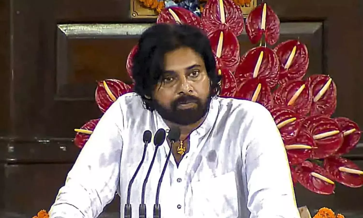 పవన్ కళ్యాణ్ ఎమోషనల్: నా 2వ కొడుకుని ఎత్తుకోలేకపోతున్నాను!