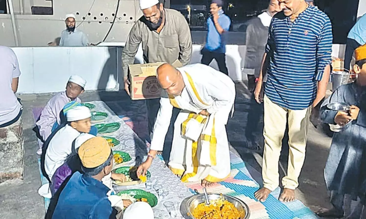 ఇల్లెందులో పూజారి ఇంట ఇఫ్తార్ విందు