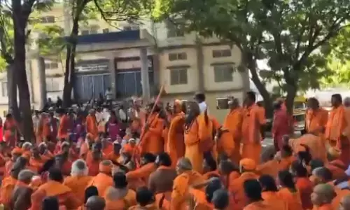 swamijis, protest, mumtaz hotels, tirupati