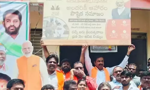 మోదీ ఫోటో ఉండాల్సిందే.. తెలంగాణలో కొట్లాట షురూ!!