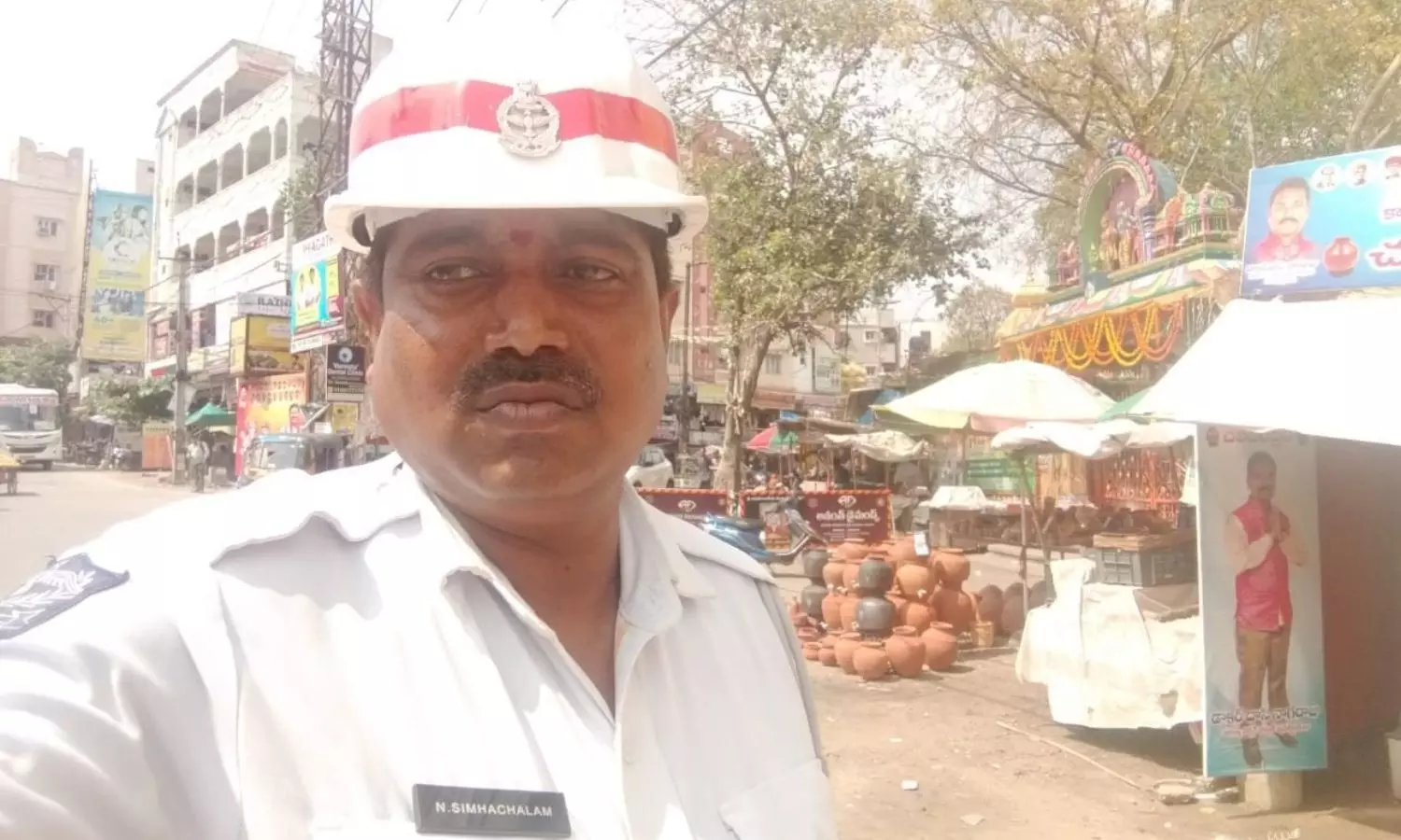 మియాపూర్‌లో లారీ బీభత్సం: ట్రాఫిక్ కానిస్టేబుల్ మృతి, ఇద్దరికి తీవ్ర గాయాలు