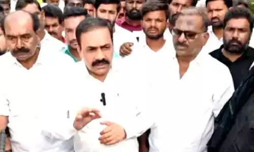kakani govardhan reddy, ex minister, searching, police