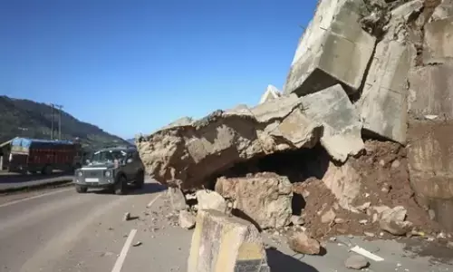 unseasonal rains, land slde, property loss,  jammu and kashmir