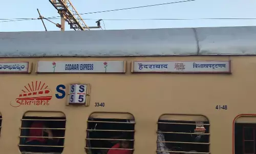 theft, gold, visakhapatnam to hyderabad,  godavari express.