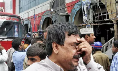 fire broke.put, eight people died, charminar, hyderabad