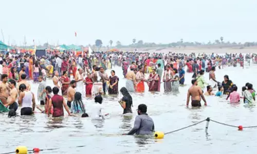 devotees,  flock, saraswati pushkaram,  telangana