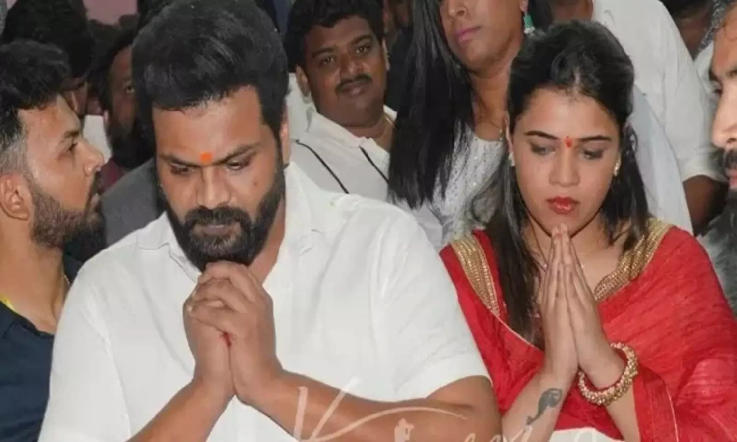 Manchu Manoj ఊహించని విధంగా కష్టాలు.. నాన్న కాళ్లు పట్టుకోవాలని ఉంది: మనోజ్