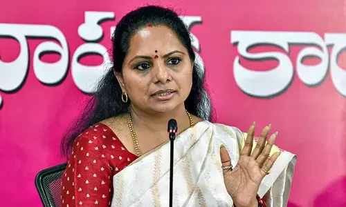 ఎమ్మెల్సీ కవిత సంచలన వ్యాఖ్యలు: కేసీఆర్‌ చుట్టూ దయ్యాలు?