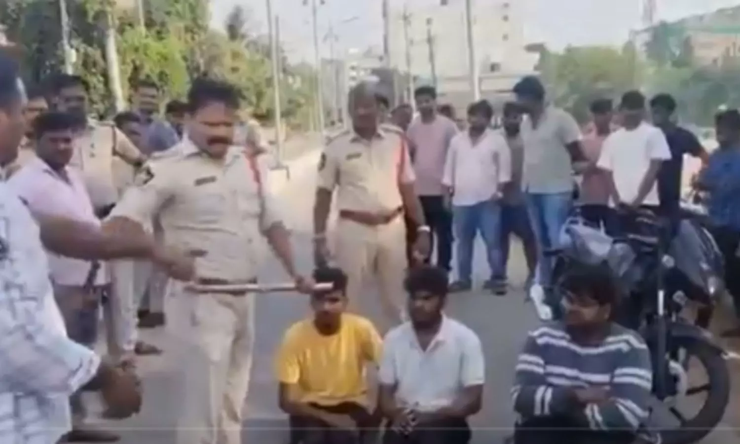 తెనాలి నడి రోడ్డుపై వారిని బాదేసిన పోలీసులు!!