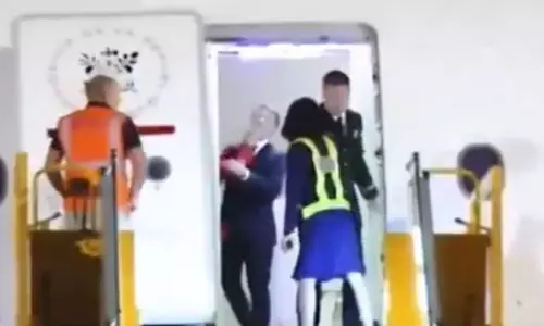 ఫ్రాన్స్ అధ్యక్షుడికి భార్య చేతుల్లో దెబ్బలు.. అందరూ చూసేశారుగా!!