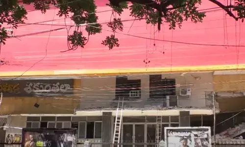 విజయవాడలో థియేటర్ల ధ్వంసం.. ఎవరి పని?