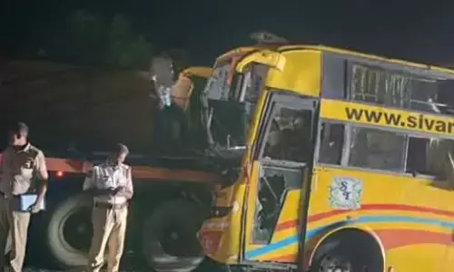 road accident,  two people died , bus,  telangana